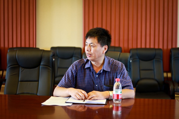 科研处处长闫玉喜主持会议