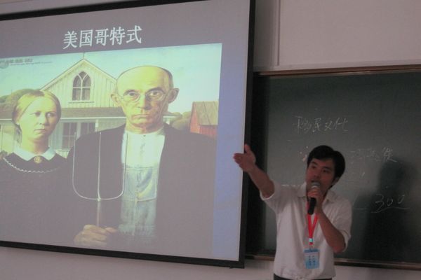 成功老师耐心、细致地解答学生的问题 成功老师耐心、细致地解答学生的问题