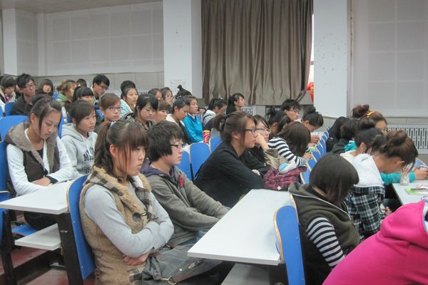 同学们在认真听讲 同学们在认真听讲
