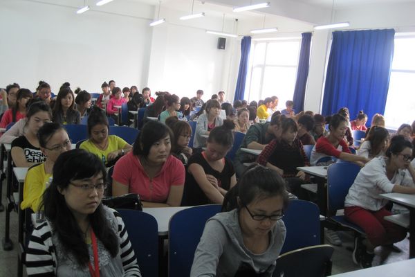 认真听讲的同学们 认真听讲的同学们