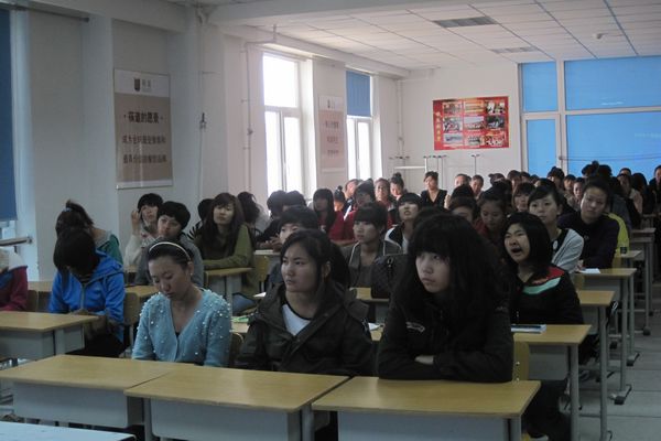 同学们在认真听讲 同学们在认真听讲